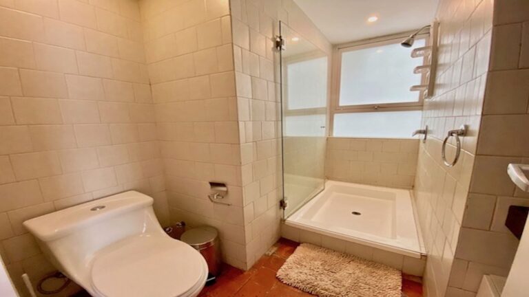 Bathroom 4608 x 2593