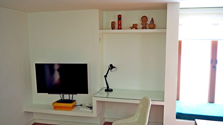 Television, Desk & Window Seat 4608x2592